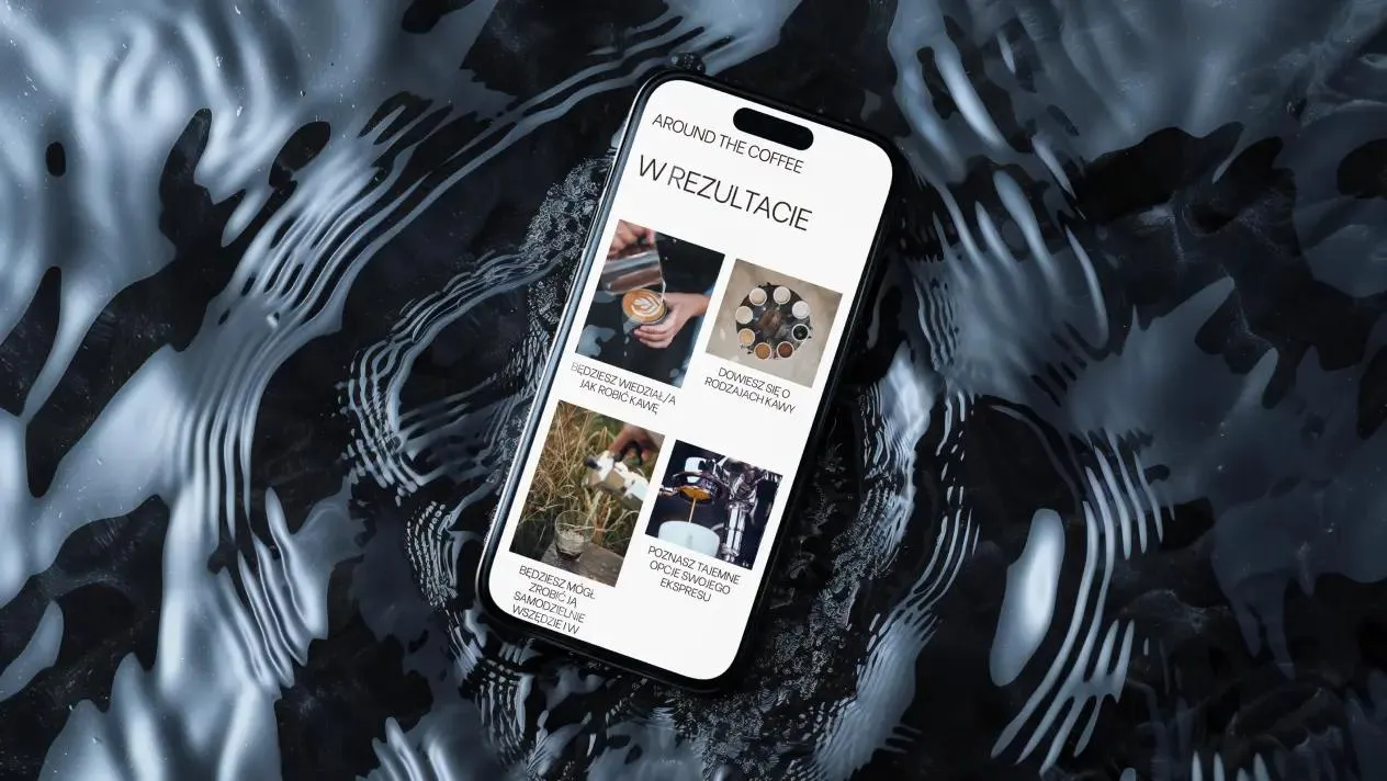 Smartfon wyświetlający ekran aplikacji "Around the Coffee" z sekcją "W rezultacie", zawierającą zdjęcia i opisy wyników działań, umieszczony na tle czarnej wody z dynamicznymi falami.