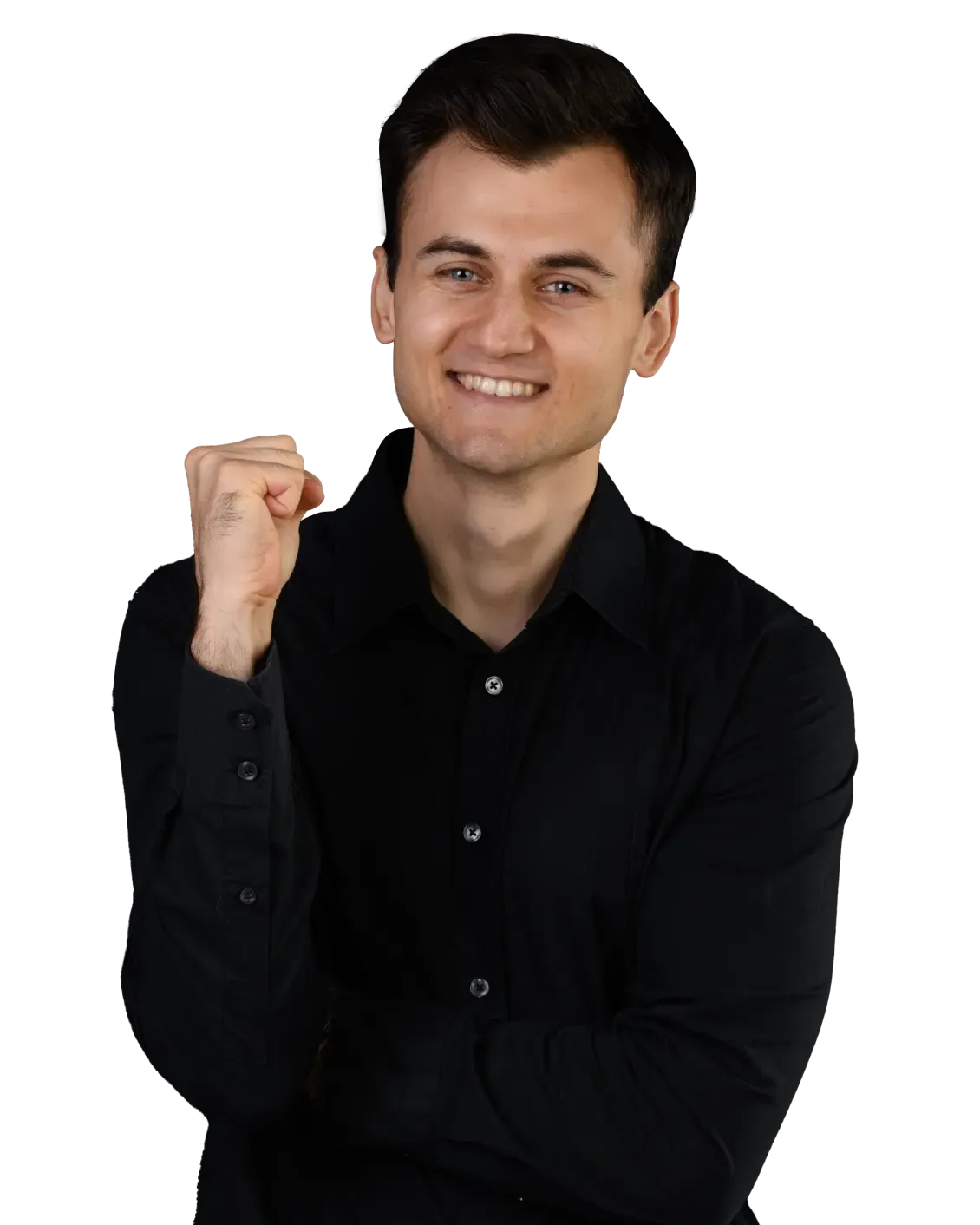 Kuba w czarnej koszuli zaciska pięść w geście radości i patrzy w obiektyw.