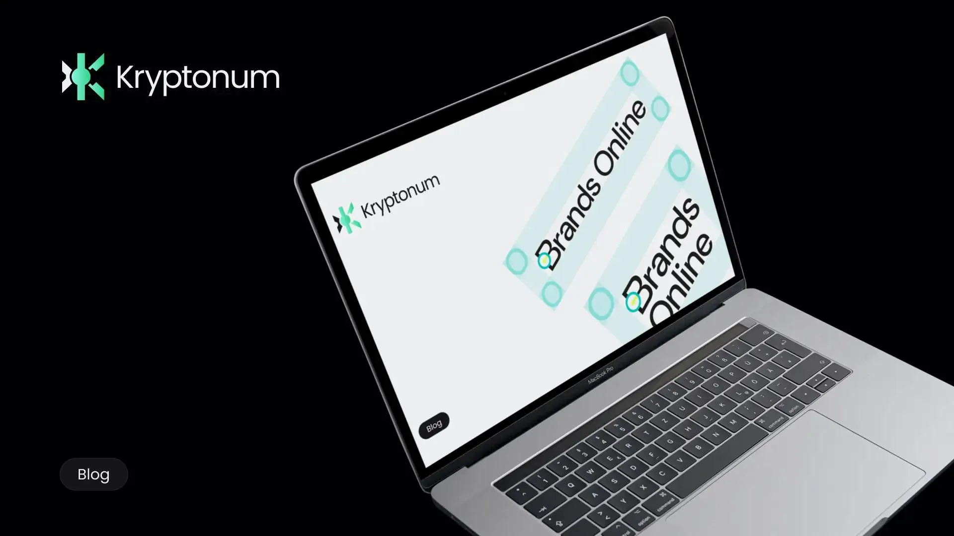Srebrny MacBook Pro ustawiony pod kątem na czarnym tle; na ekranie białe tło z nachylonymi paskami „Brands Online” w turkusowych ramkach, logo Kryptonum w lewym górnym rogu oraz czarny przycisk „Blog” w rogu dolnym.