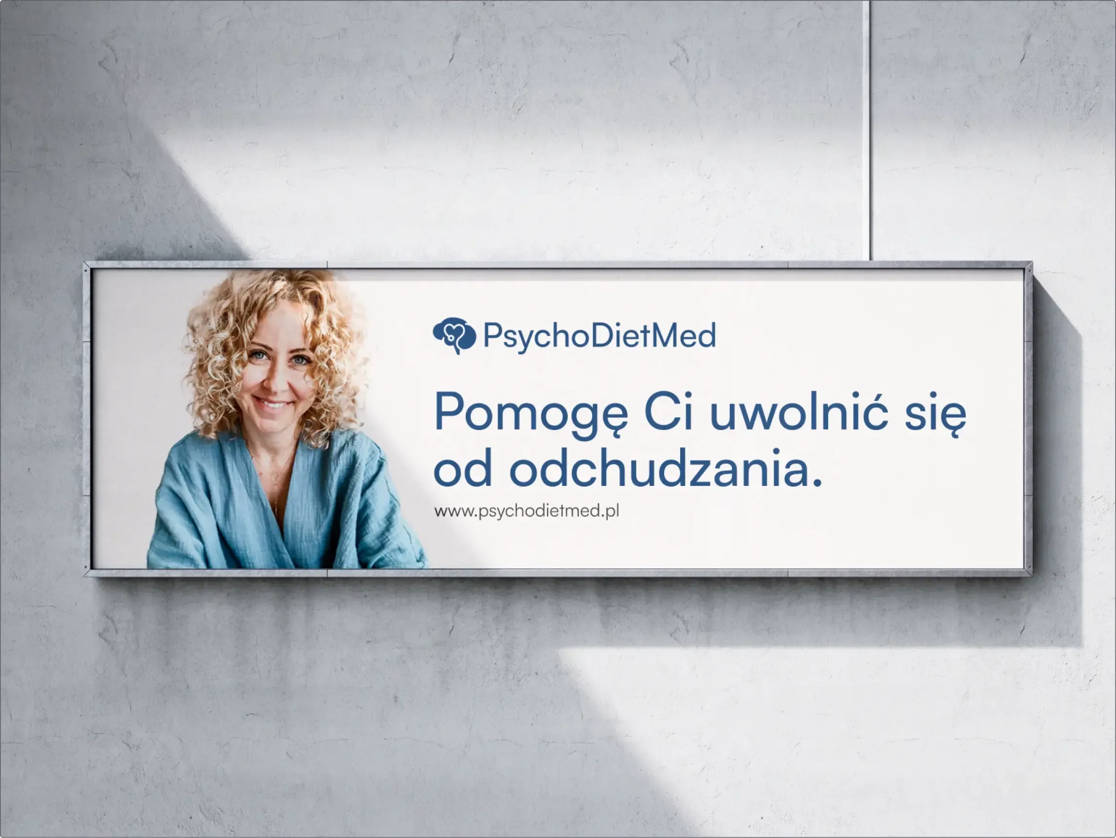 Billboard z uśmiechniętą dietetyczką i hasłem „Pomogę Ci uwolnić się od odchudzania”.