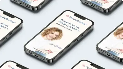 Kilka smartfonów ustawionych pod kątem pokazuje responsywny sklep internetowy na jasnym tle.