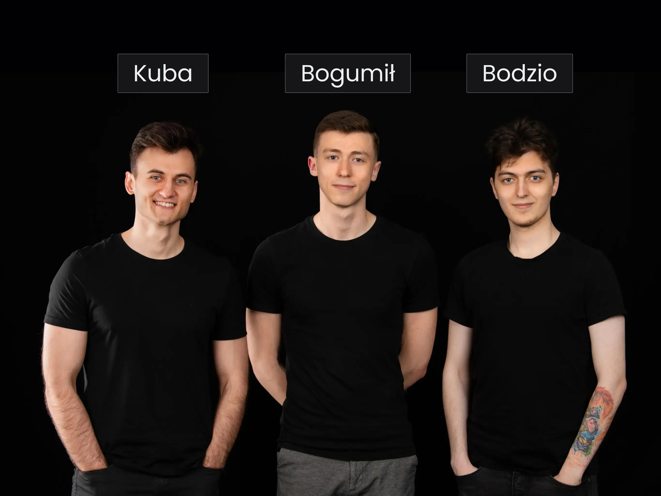 Trzech programistów w czarnych koszulkach, podpisy: Kuba, Bogumił, Bodzio.