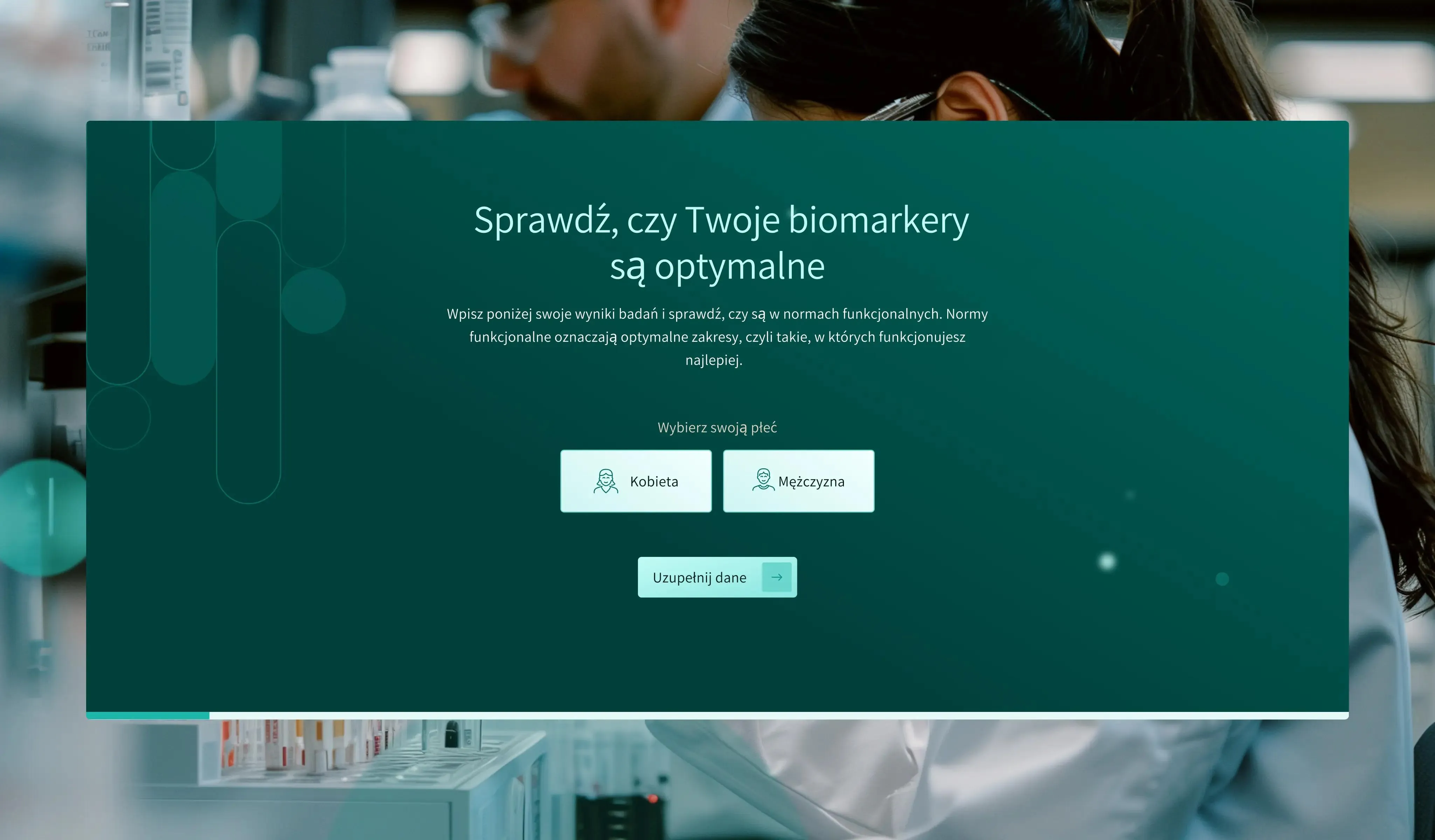 Interfejs kalkulatora biomarkerów na stronie internetowej, umożliwiający sprawdzenie optymalnych wyników badań, z opcjami wyboru płci oraz przyciskiem do uzupełnienia danych, na tle laboratorium medycznego z pracownikami w tle.