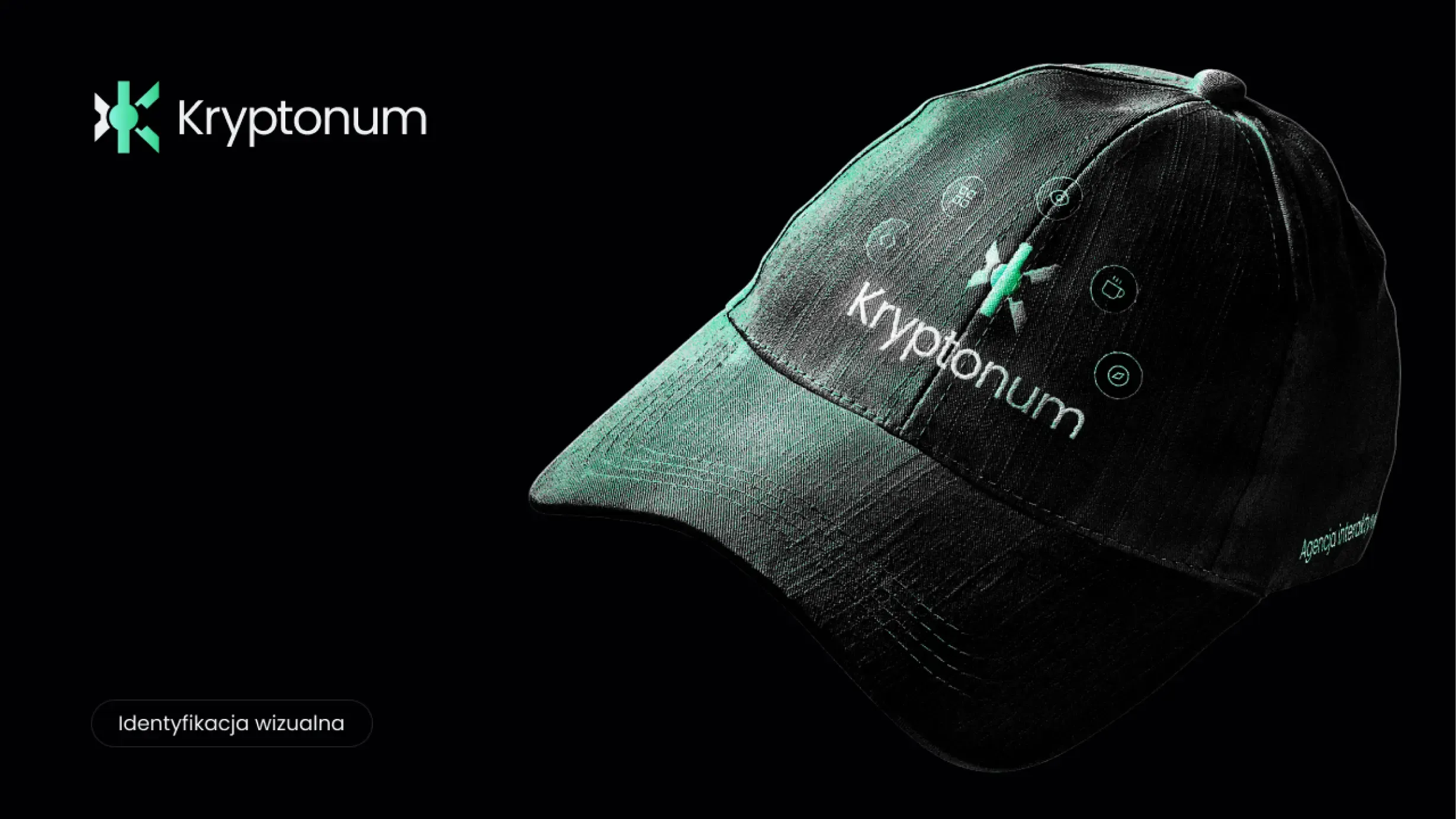 Ciemna czapka baseballowa z haftowanym logo Kryptonum oświetlona zielenią.
