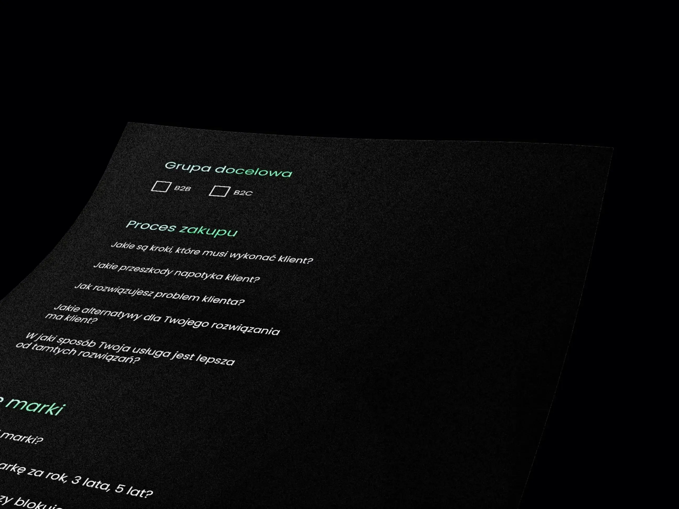 Zbliżenie ciemnej karty z listą punktów, elegancki układ typograficzny.