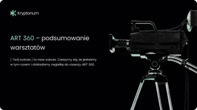 Ciemny slajd z nagłówkiem „ART 360 – podsumowanie” i statywem z kamerą po prawej.