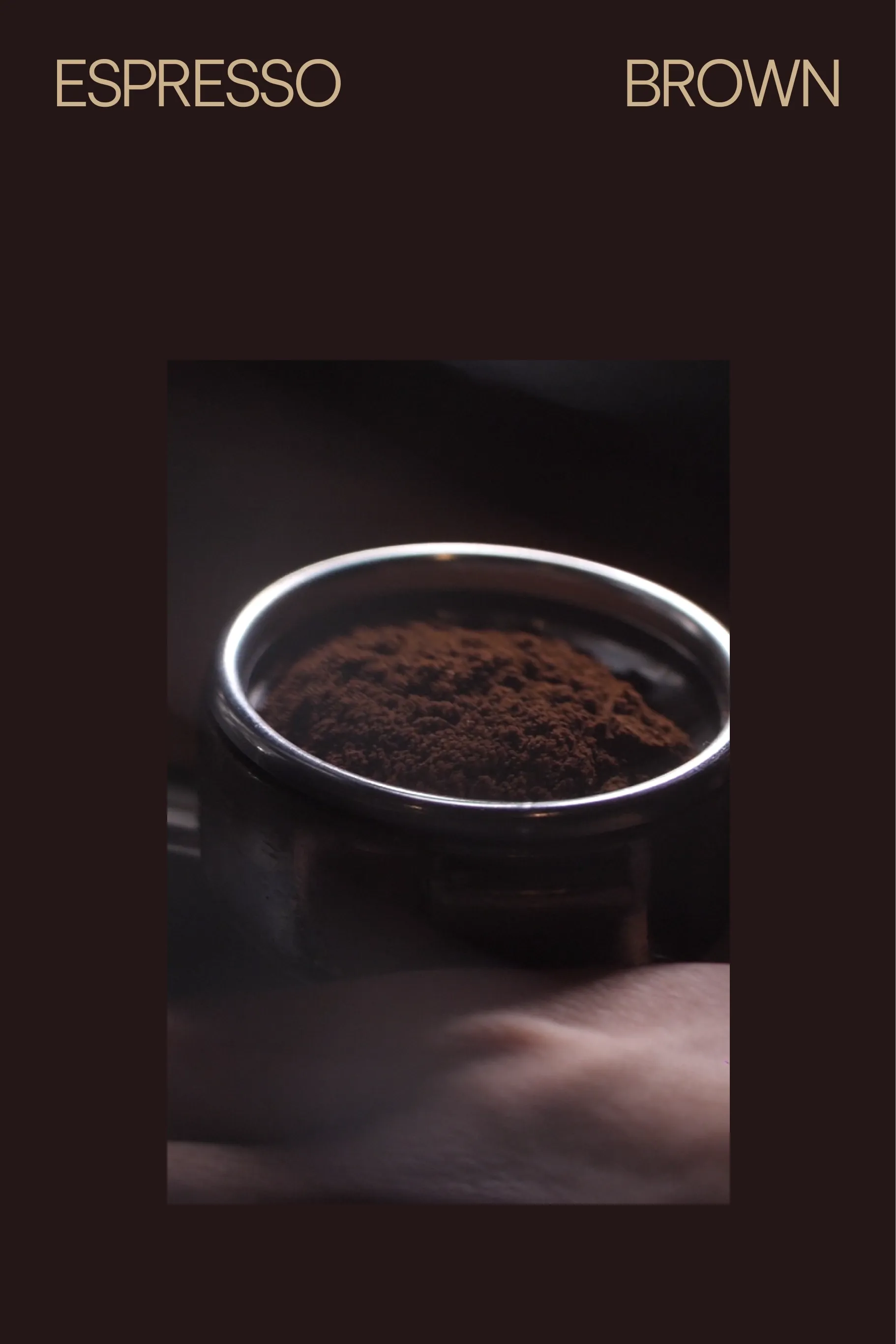 Ciemnobrązowa grafika z napisem „ESPRESSO BROWN” i ujęciem zmielonej kawy w filiżance.