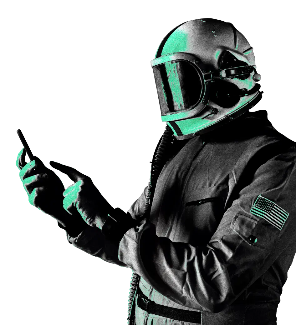 Kosmonauta z urządzeniem mobilnym w pełnym kombinezonie i kasku klika palcem wskazującym ekran mobile