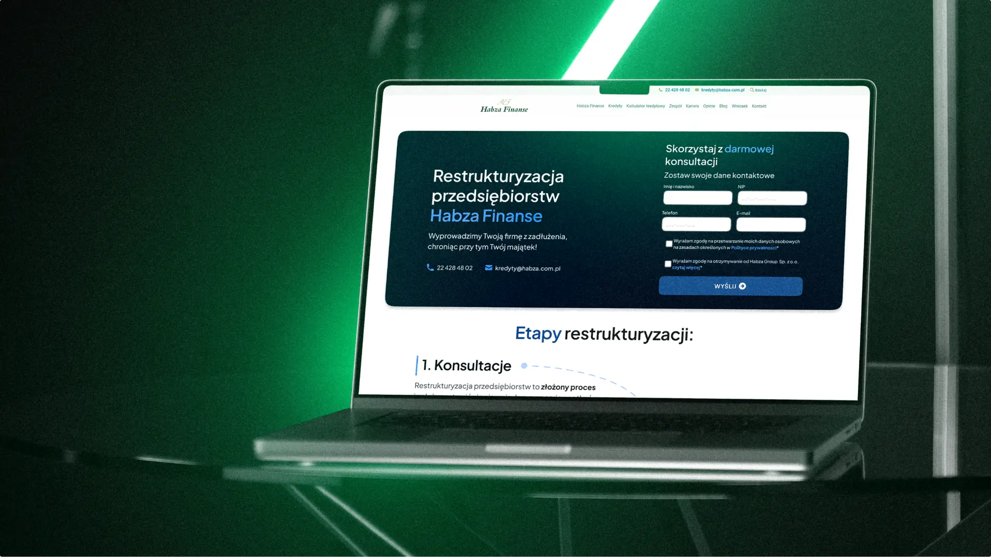 Strona internetowa z branży finansowej na laptopie – czytelne treści, widoczna granatowa i białą sekcja, w tle zielone neony nawiązujące do brandingu Kryptonum