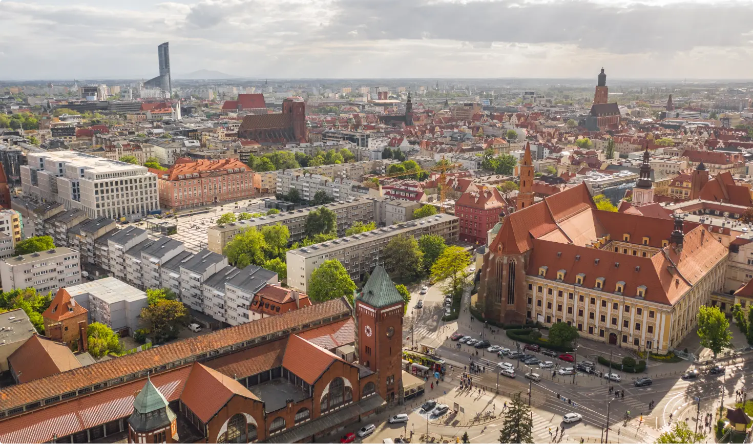 Panorama miasta Wrocław z lotu ptaka – z widokiem na zabytkowe budynki i skrzyżowanie