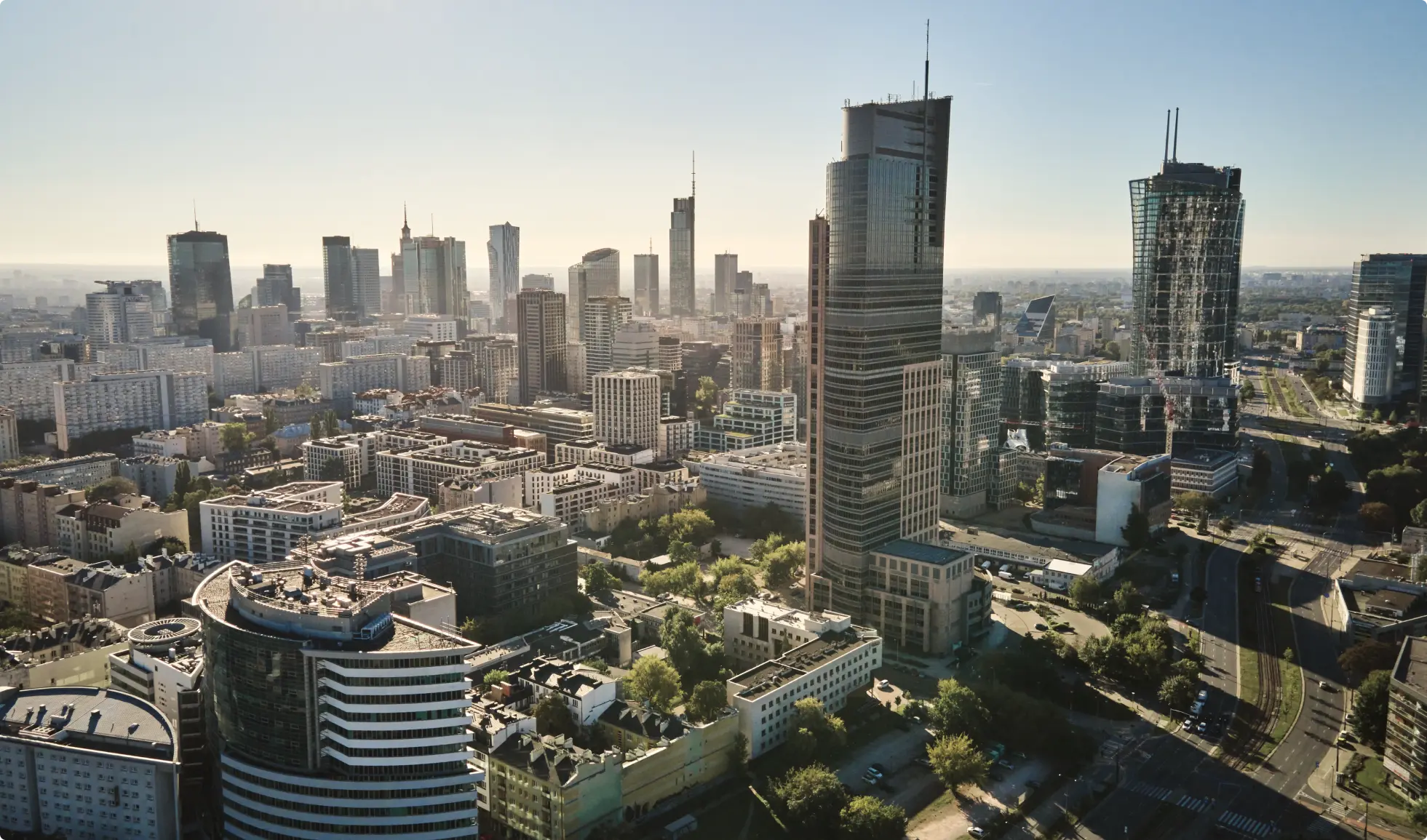 Panorama Warszawy – nowoczesne i przeszklone budynki, wieżowce i siedziby firm